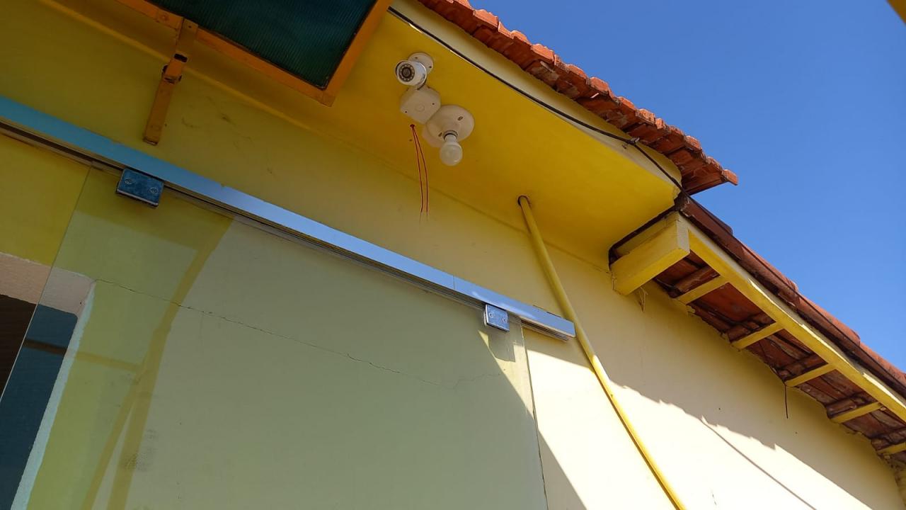 Foto 2 de 5 — Veja Imagens: Vídeo mostra criminoso furtando fiação de loja na Vila Xavier